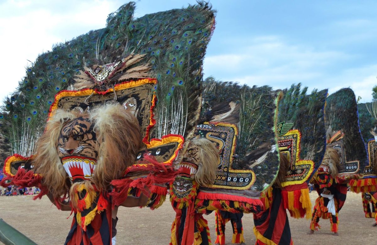Keunikan Tradisi Budaya yang Bersanding dengan Alam Tropis Memukau Nusantara